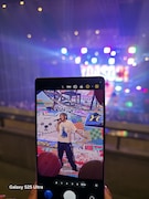 「Samsung Galaxy S25 Ultra」で撮影中の手元。