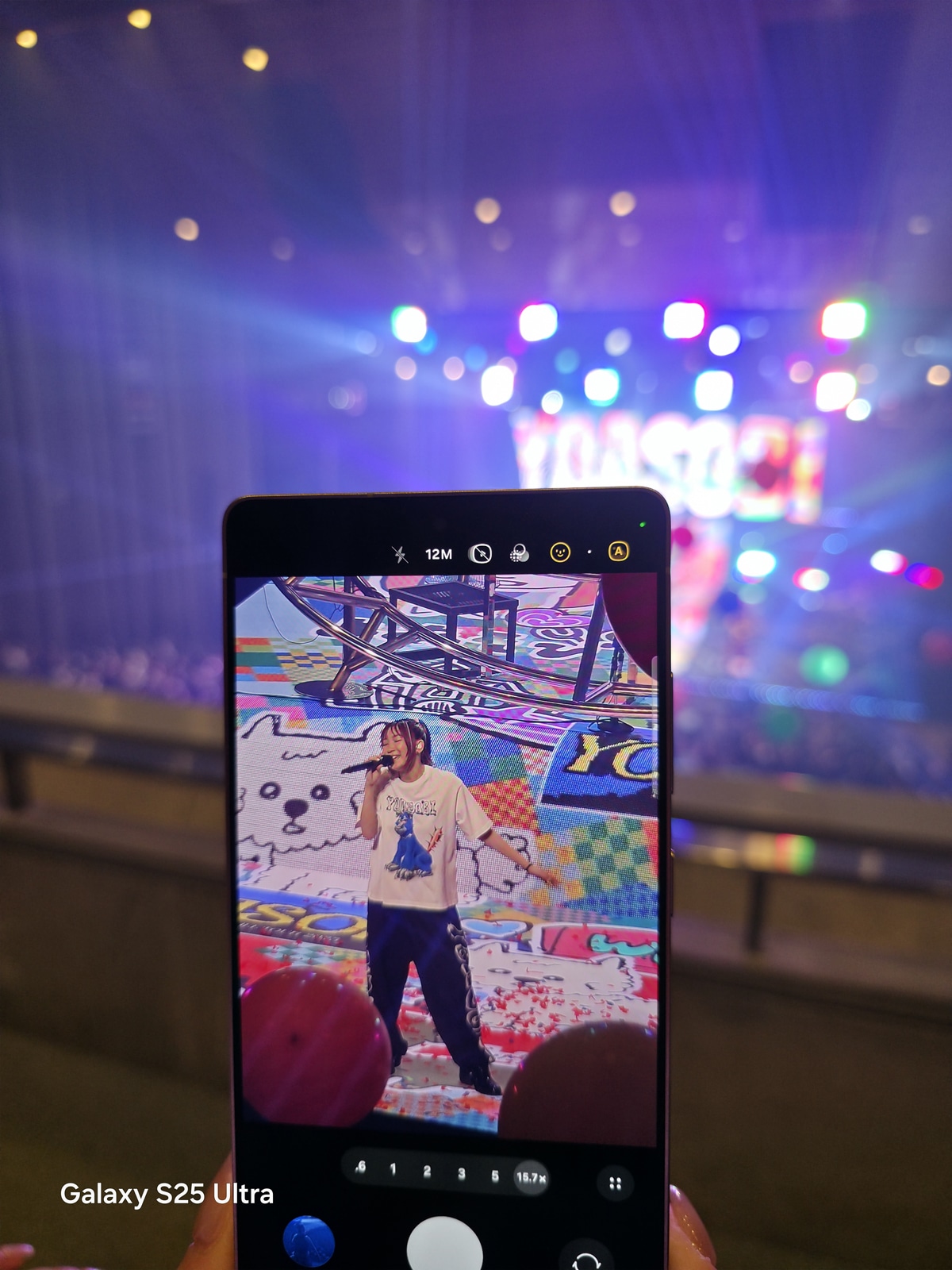 「Samsung Galaxy S25 Ultra」で撮影中の手元。