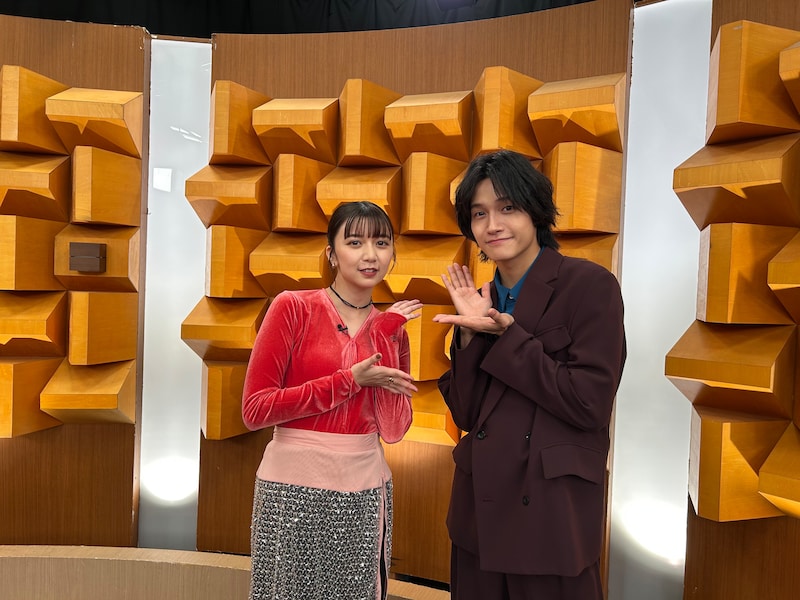 左から上白石萌歌、佐野晶哉（Aぇ! group）。