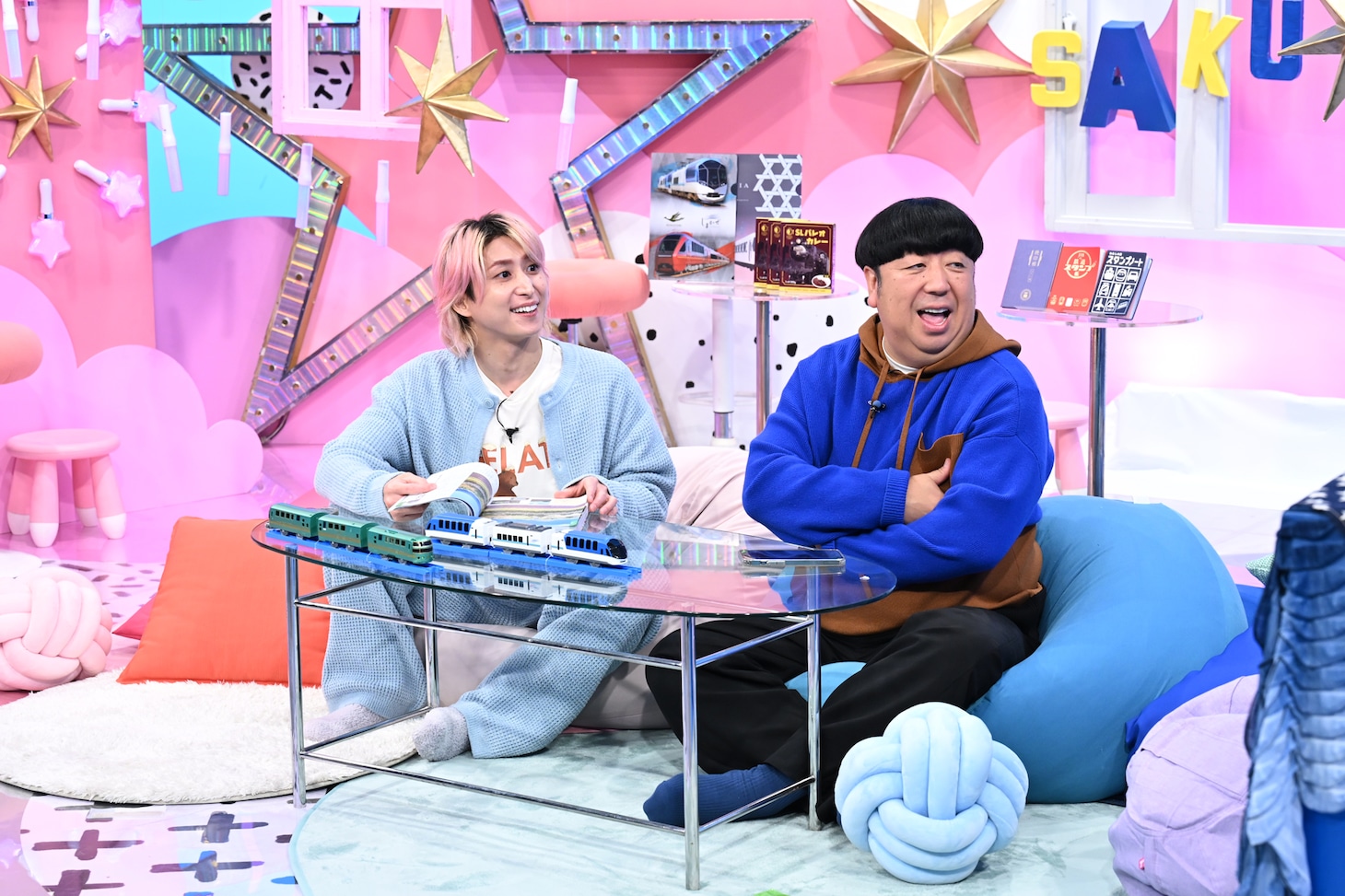 左から佐久間大介（Snow Man）、日村勇紀（バナナマン）。©日本テレビ