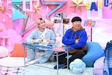 左から佐久間大介(Snow Man)、日村勇紀(バナナマン)。©日本テレビ