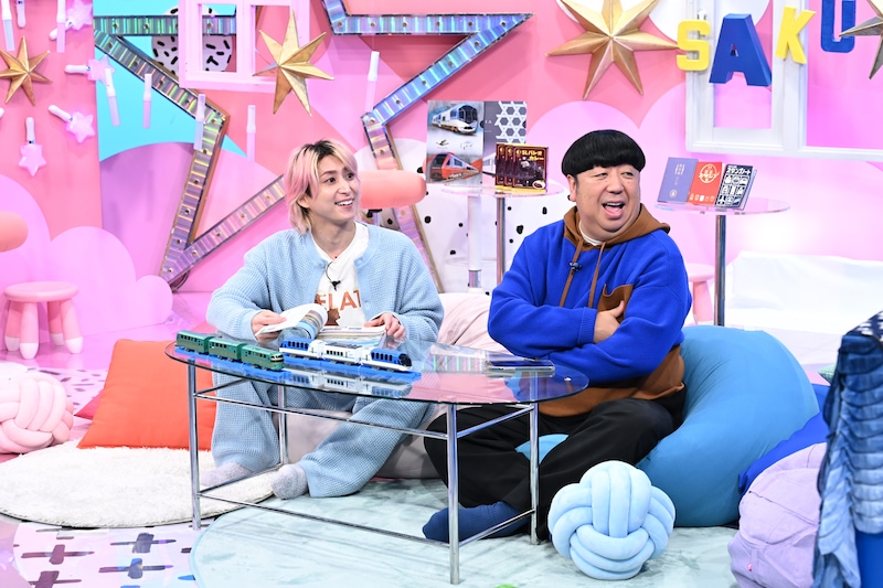 左から佐久間大介(Snow Man)、日村勇紀(バナナマン)。©日本テレビ