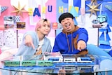左から佐久間大介(Snow Man)、日村勇紀(バナナマン)。©日本テレビ