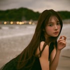 AKB48伊藤百花、黒ドレス姿で夕暮れのビーチにたたずむ