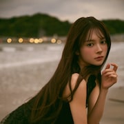 AKB48伊藤百花、黒ドレス姿で夕暮れのビーチにたたずむ