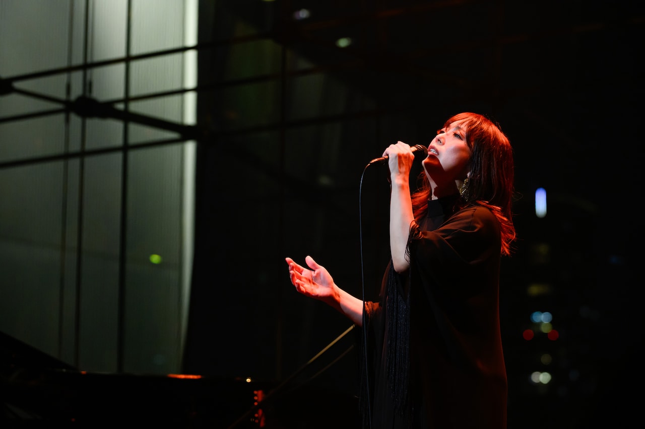 古内東子がビルボードで新曲続々披露、六本木の街を背にファンの背中を“さすった”夜