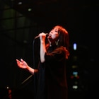 古内東子がビルボードで新曲続々披露、六本木の街を背にファンの背中を“さすった”夜