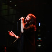 古内東子がビルボードで新曲続々披露、六本木の街を背にファンの背中を“さすった”夜