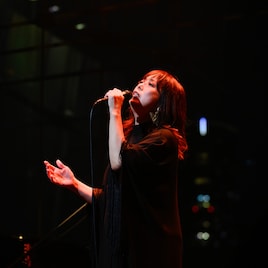 古内東子がビルボードで新曲続々披露、六本木の街を背にファンの背中を“さすった”夜