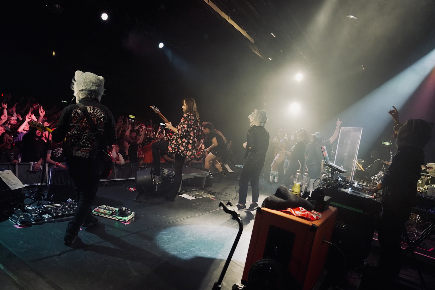 「MAN WITH A MISSION‘HOWLING ACROSS THE WORLD’UK/EU TOUR 2025」オーストリア・ウィーン公演の様子。
