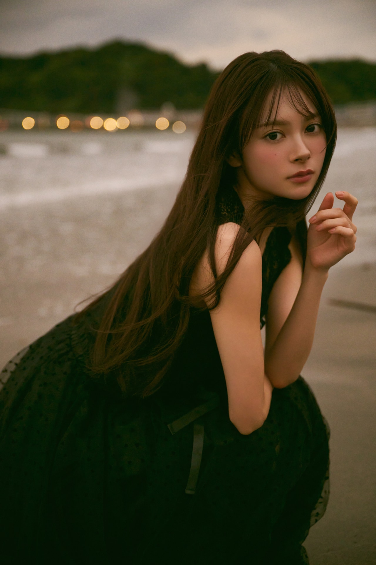 AKB48伊藤百花、黒ドレス姿で夕暮れのビーチにたたずむ