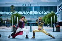 「RYOGA THE CARD ～Eternal Moment～」より、龍神リョウガ（右）と共演した超特急リョウガ（左）。©︎SDP