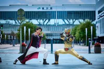 「RYOGA THE CARD ～Eternal Moment～」より、龍神リョウガ（右）と共演した超特急リョウガ（左）。©︎SDP
