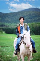 白馬にまたがるリョウガ。©︎SDP