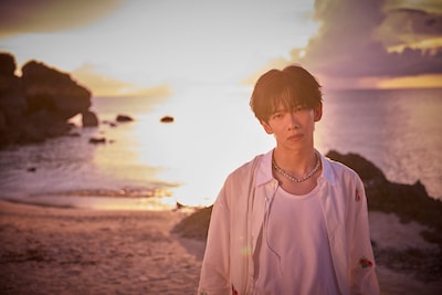 夕暮れの海に佇むリョウガ。©︎SDP