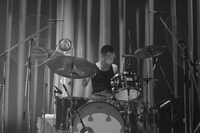 岡本成央（Dr, Cho）（撮影：今井駿介）