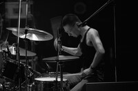 岡本成央（Dr, Cho）（撮影：今井駿介）