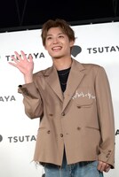 手を振る髙松アロハ（超特急）。