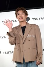 手を振る髙松アロハ（超特急）。