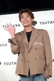 手を振る髙松アロハ(超特急)。