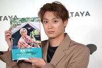 目を見開く髙松アロハ（超特急）。