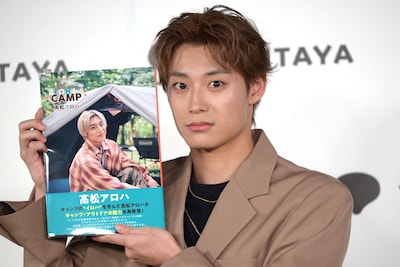 目を見開く髙松アロハ（超特急）。