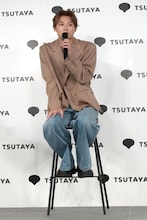 椅子にちょこんと座る髙松アロハ（超特急）。