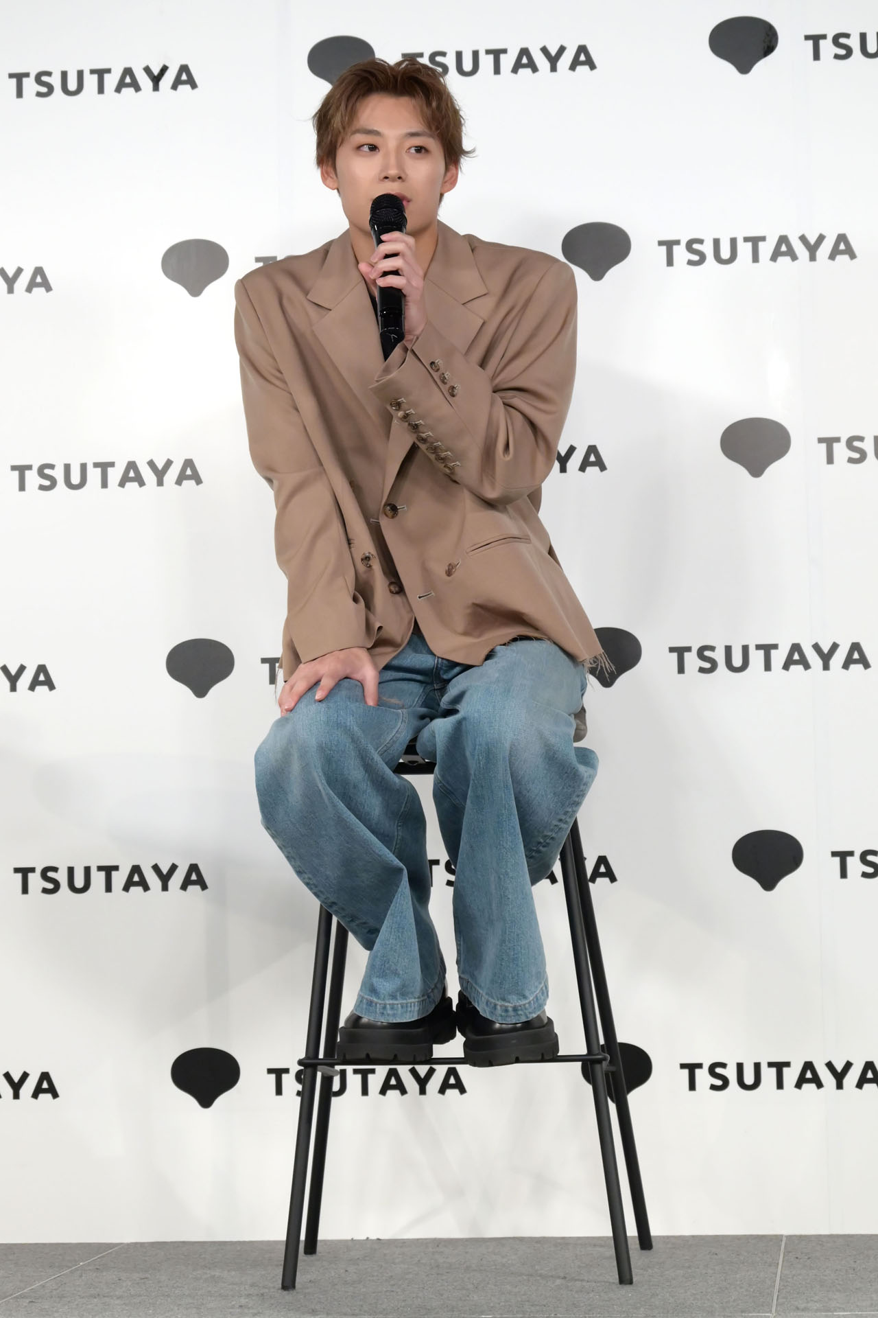 椅子にちょこんと座る髙松アロハ（超特急）。