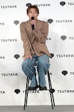 椅子にちょこんと座る髙松アロハ(超特急)。
