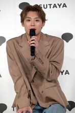 質問に答える髙松アロハ（超特急）。