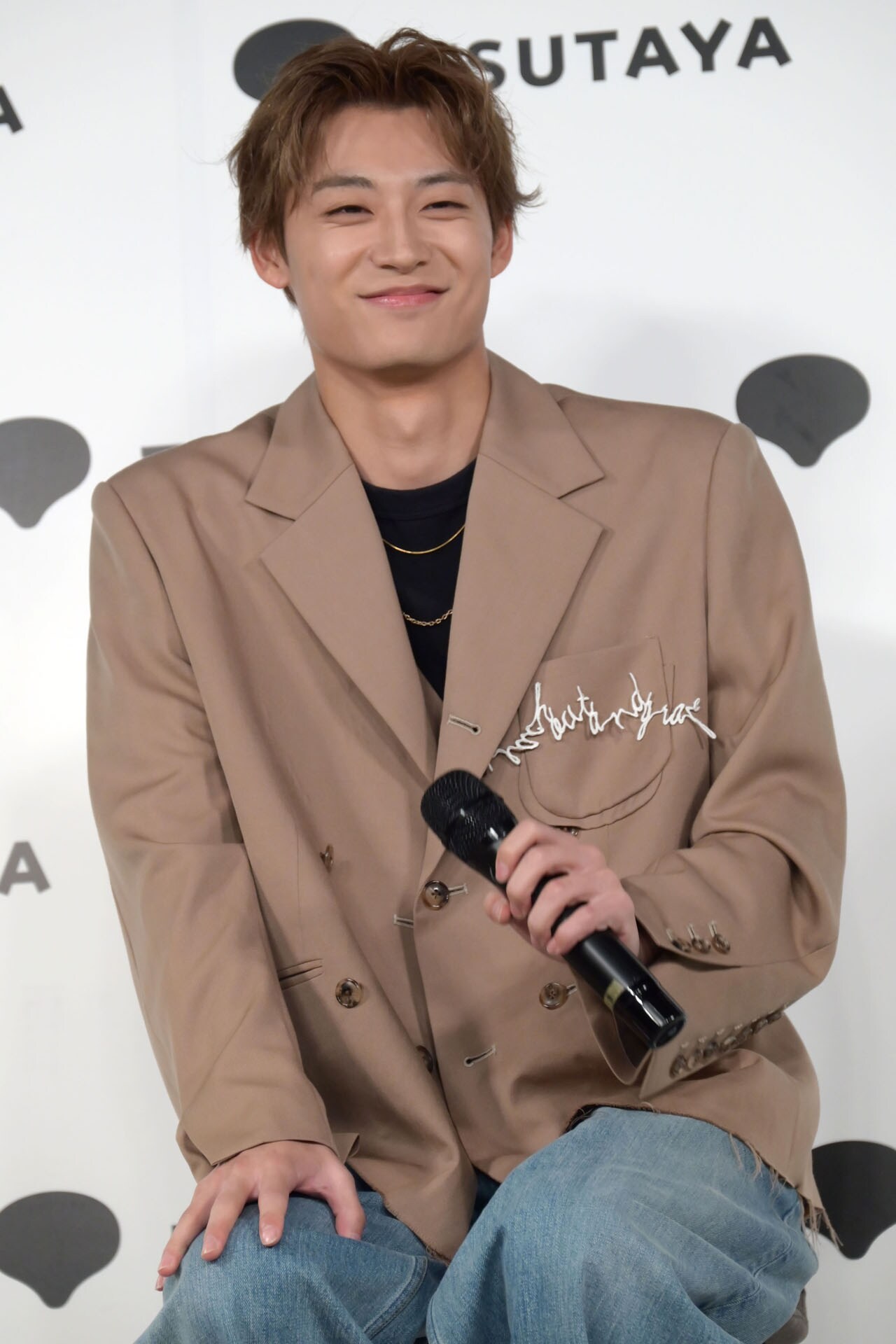 質問に答える髙松アロハ（超特急）。 - 超特急アロハ、リョウガを