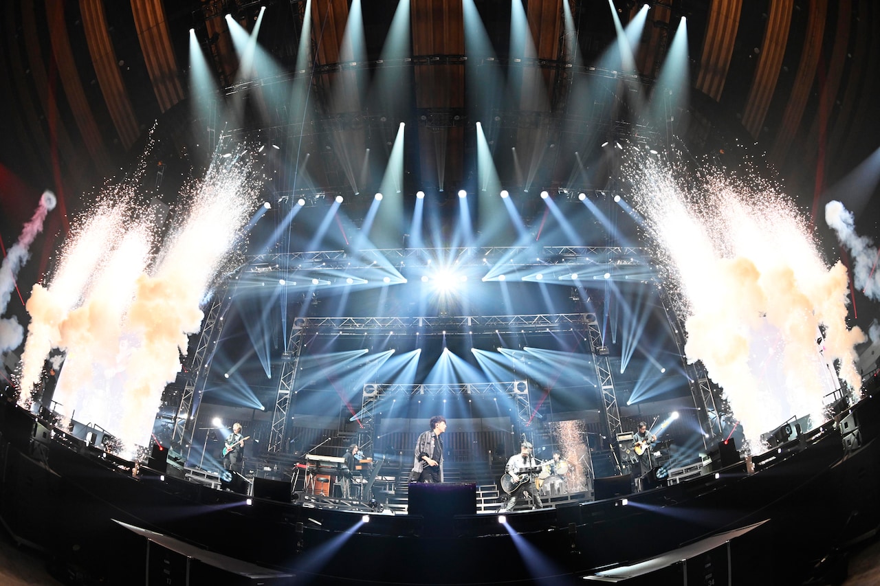 ゆず、25年前と現在が交錯する「トビラ」リバイバルライブ 若かりし