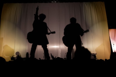 紗幕に浮かぶゆずのシルエット。