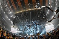 銀テープが舞う有明アリーナ。