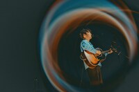 弾き語りで歌う星野源。（撮影：西槇太一）