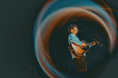 弾き語りで歌う星野源。（撮影：西槇太一）