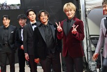 フォトセッションまでの待ち時間に愛嬌を振りまくGENERATIONS。