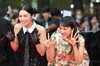 おちゃめなポーズを取る柴咲コウと満島ひかり。