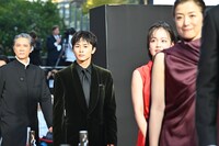 レッドカーペットへ向かう「栄光のバックホーム」キャスト陣。