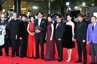 レッドカーペットでフォトセッションに応じる「栄光のバックホーム」キャスト・スタッフ。