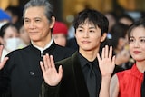 左から加藤雅也、草川拓弥(超特急)、伊原六花。