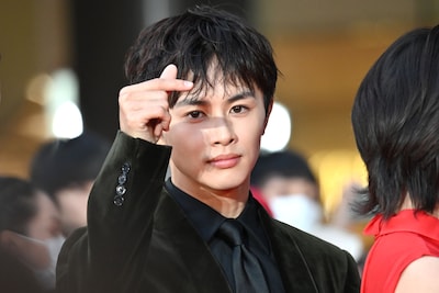 カメラに指ハートを向ける草川拓弥（超特急）。