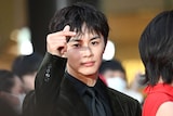 カメラに指ハートを向ける草川拓弥(超特急)。