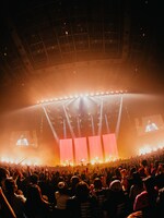 Netflixシリーズ「グラスハート」劇中バンドTENBLANKのファンミーティングの様子。