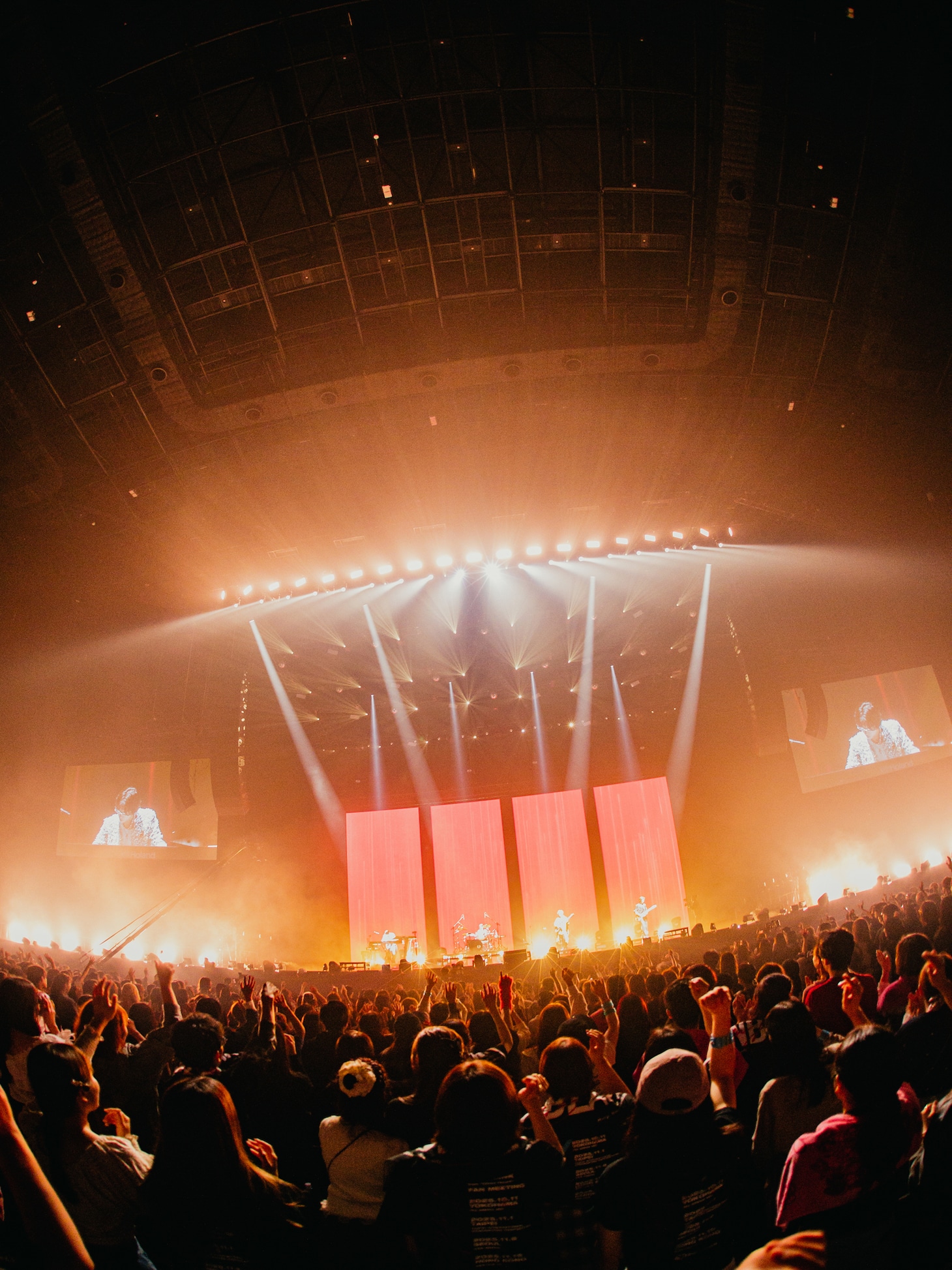 Netflixシリーズ「グラスハート」劇中バンドTENBLANKのファンミーティングの様子。