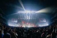 Netflixシリーズ「グラスハート」劇中バンドTENBLANKのファンミーティングの様子。