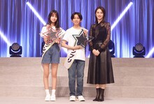 「第4回『スター☆オーディション』」グランプリに選ばれた岩瀬夕由、山中島世夏、2人にトロフィーを贈呈した北川景子。