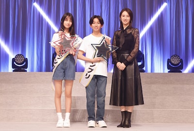 「第4回『スター☆オーディション』」グランプリに選ばれた岩瀬夕由、山中島世夏、2人にトロフィーを贈呈した北川景子。