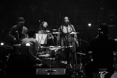 原田郁子（クラムボン）、JC（んoon）が参加したtoeのライブの様子。（Photo by Yoshiharu Ota）