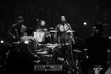 原田郁子(クラムボン)、JC(んoon)が参加したtoeのライブの様子。(Photo by Yoshiharu Ota)